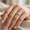 法式復古羅馬柱線戒--antique-roman-pillar-fluted-stacking-ring-027-model-hand-view-sparkledeer.com