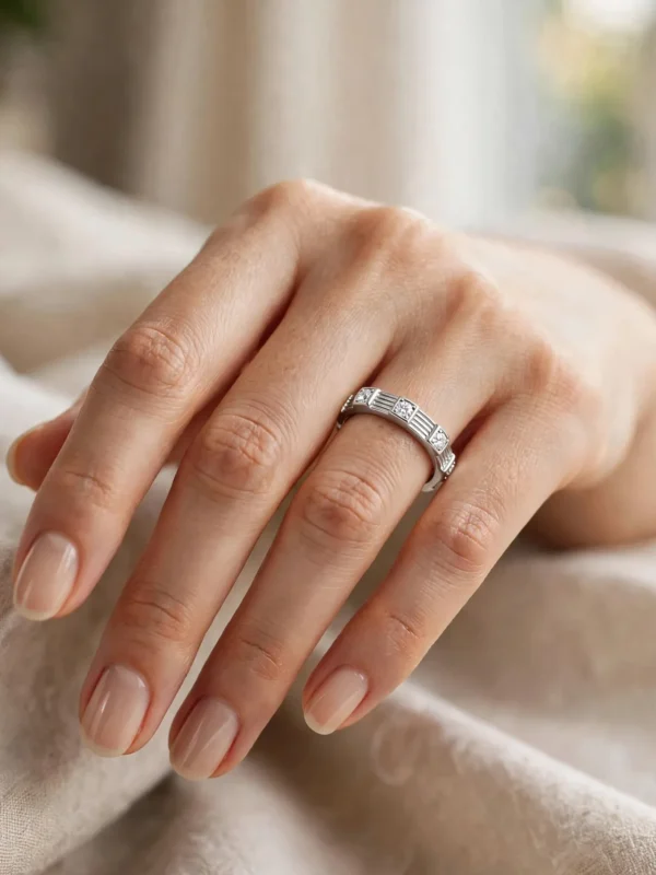 法式復古羅馬柱線戒--antique-roman-pillar-fluted-stacking-ring-027-model-hand-view-sparkledeer.com