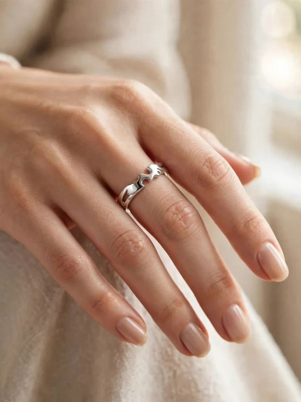asymmetric-geometric-hollow-statement-ring-025-model-hand-view 流線幾何鏤空造型戒--asymmetric-geometric-hollow-statement-ring-025-model-hand-view-sparkledeer.com