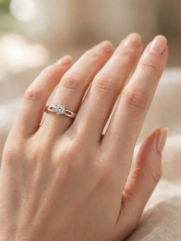 優雅極簡六爪單鑽戒--elegant-classic-six-prong-hollow-solitaire-ring-028-model-hand-view-sparkledeer.com