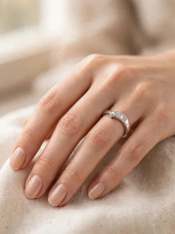 elegant-v-shaped-pave-diamond-stacking-ring-015-model-hand-view V型排鑽線戒--elegant-v-shaped-pave-diamond-stacking-ring-015-model-hand-view-sparkledeer.com