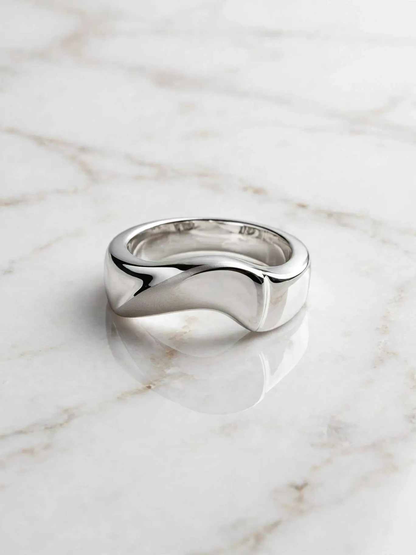 微風流光極簡造型戒--fluid-droplet-matte-and-mirror-minimalist-ring-019-flat-view-sparkledeer.com