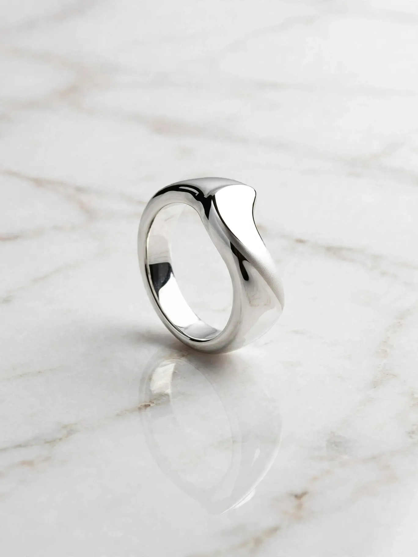 fluid-droplet-matte-and-mirror-minimalist-ring-019-front-view 微風流光極簡造型戒--fluid-droplet-matte-and-mirror-minimalist-ring-019-front-view-sparkledeer.com