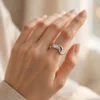 fluid-droplet-matte-and-mirror-minimalist-ring-019-model-hand-view 微風流光極簡造型戒--fluid-droplet-matte-and-mirror-minimalist-ring-019-model-hand-view-sparkledeer.com
