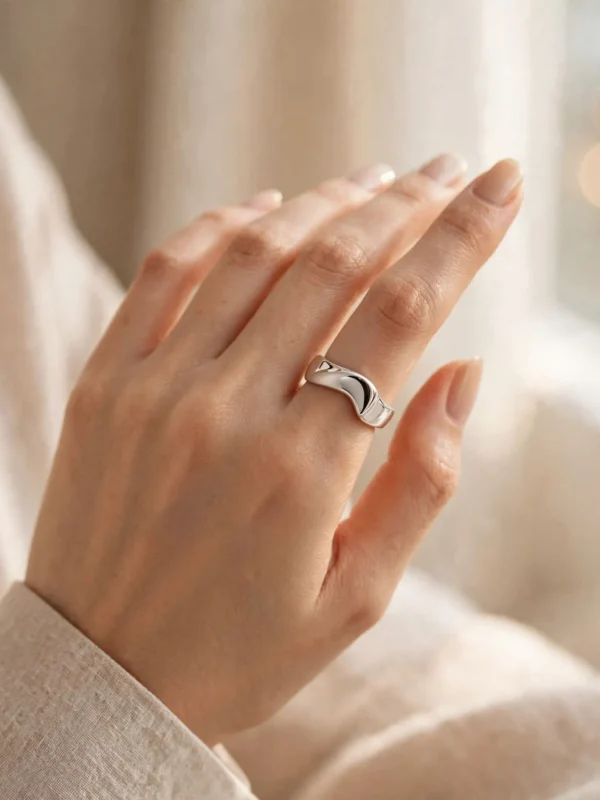 fluid-droplet-matte-and-mirror-minimalist-ring-019-model-hand-view 微風流光極簡造型戒--fluid-droplet-matte-and-mirror-minimalist-ring-019-model-hand-view-sparkledeer.com