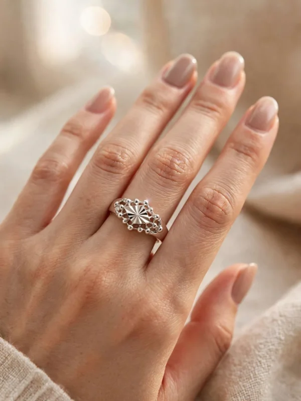 french-retro-lace-engraved-wide-silver-ring-023-model-hand-view 法式蕾絲復古雕花銀戒--french-retro-lace-engraved-wide-silver-ring-023-model-hand-view-sparkledeer.com