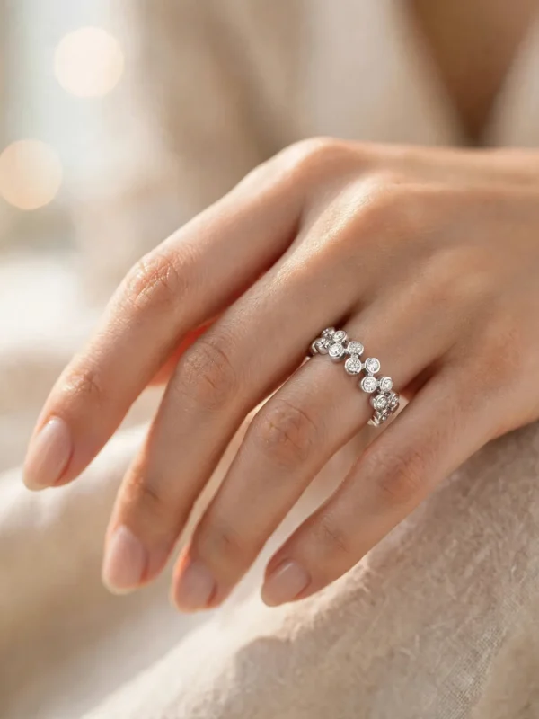 galaxy-intertwined-double-row-bezel-diamond-ring-016-model-hand-view 星河交織排鑽戒--galaxy-intertwined-double-row-bezel-diamond-ring-016-model-hand-view-sparkledeer.com