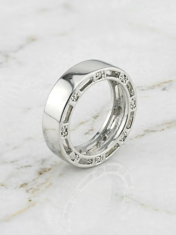 hidden-side-pave-luxury-wide-band-ring-008-front-view 低調奢華側鑲微鑽寬戒--hidden-side-pave-luxury-wide-band-ring-008-front-view-sparkledeer.com