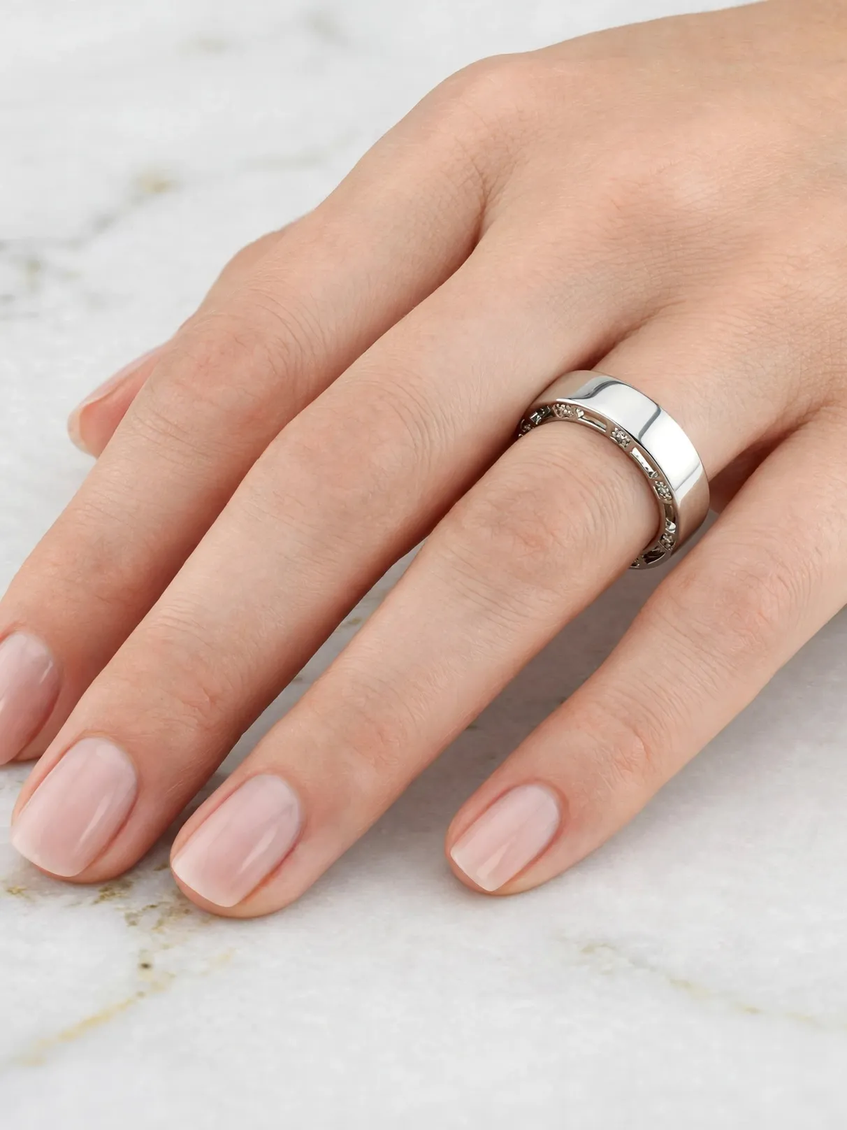 低調奢華側鑲微鑽寬戒--hidden-side-pave-luxury-wide-band-ring-008-model-hand-view-sparkledeer.com