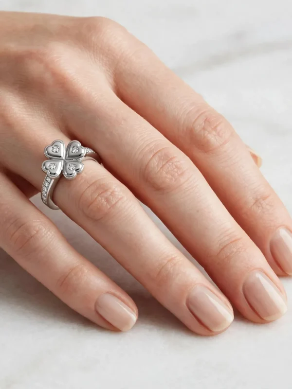 lucky-four-leaf-clover-pave-diamond-ring-010-model-hand-view 四葉草幸運鑽戒--lucky-four-leaf-clover-pave-diamond-ring-010-model-hand-view-sparkledeer.com