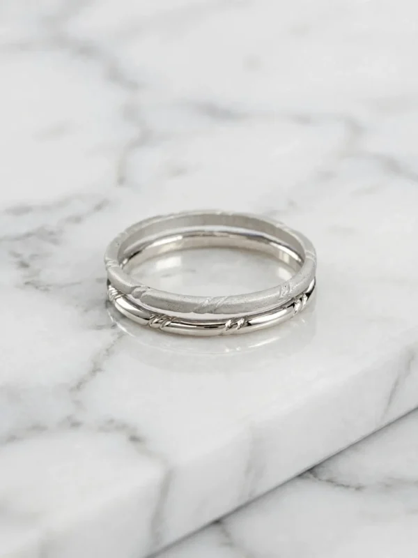 matte-and-glossy-interlocking-minimalist-dual-ring-009-flat-view 光霧交織極簡雙環線戒--matte-and-glossy-interlocking-minimalist-dual-ring-009-flat-view-sparkledeer.com