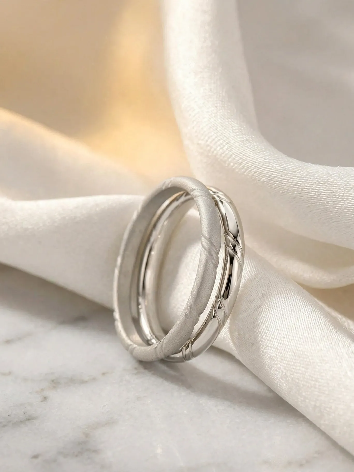 matte-and-glossy-interlocking-minimalist-dual-ring-009-front-view 光霧交織極簡雙環線戒--matte-and-glossy-interlocking-minimalist-dual-ring-009-front-view-sparkledeer.com