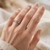 matte-and-glossy-interlocking-minimalist-dual-ring-009-model-hand-view 光霧交織極簡雙環線戒--matte-and-glossy-interlocking-minimalist-dual-ring-009-model-hand-view-sparkledeer.com