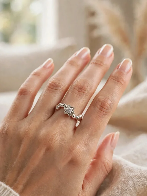 meteor-shower-six-point-star-milgrain-wave-ring-029-model-hand-view 許願星閃耀戒--meteor-shower-six-point-star-milgrain-wave-ring-029-model-hand-view-sparkledeer.com