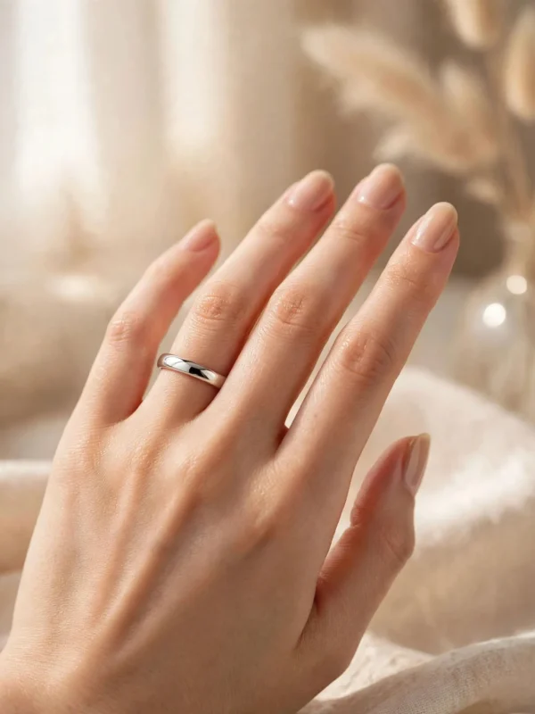minimalist-high-polish-plain-silver-band-014-model-hand-view 極簡光澤素面戒--minimalist-high-polish-plain-silver-band-014-model-hand-view-sparkledeer.com