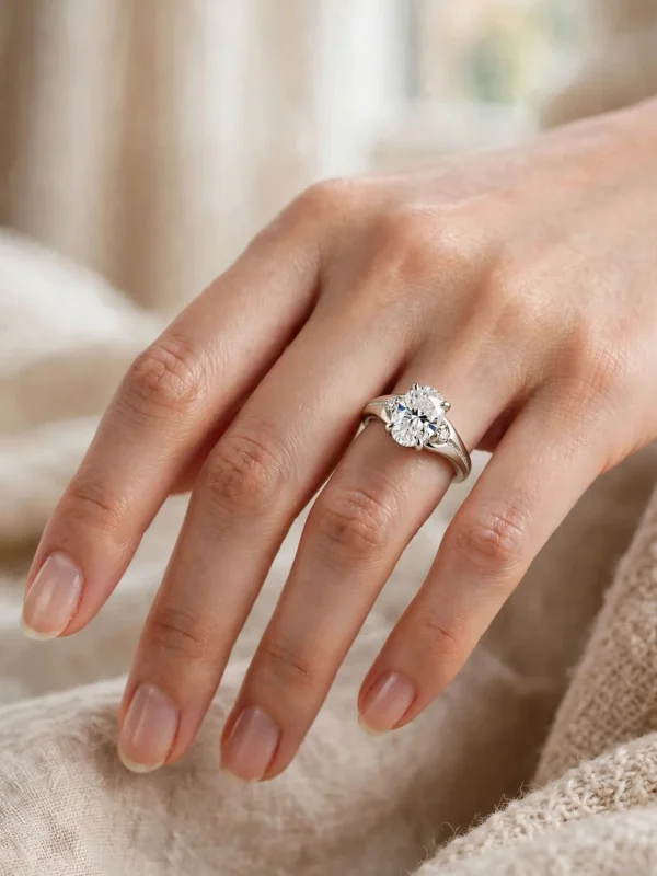 moonlight-elegance-oval-solitaire-ring-011-model-hand-view 月華如水典雅橢圓鑽戒--moonlight-elegance-oval-solitaire-ring-011-model-hand-view-sparkledeer.com