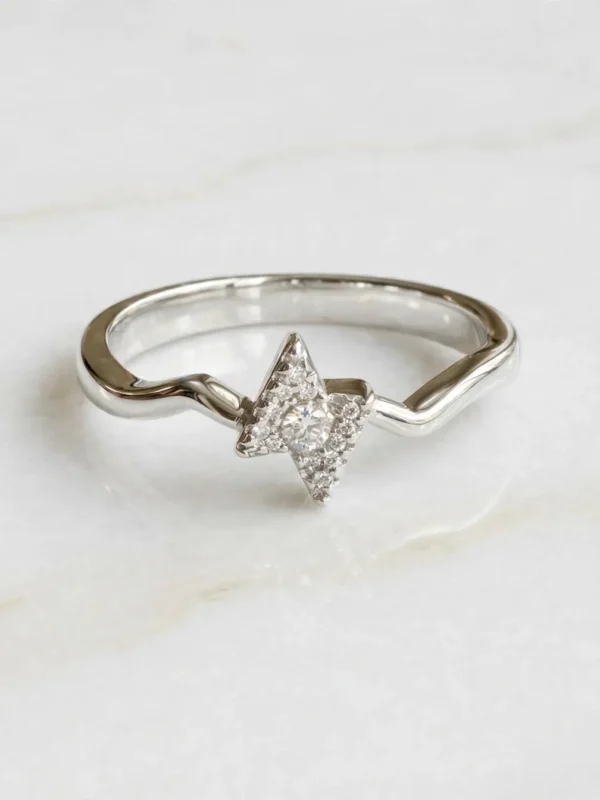 romantic-lightning-bolt-v-shaped-diamond-ring-007-flat-view 心動如電熱戀光芒鑽戒--romantic-lightning-bolt-v-shaped-diamond-ring-007-flat-view-sparkledeer.com