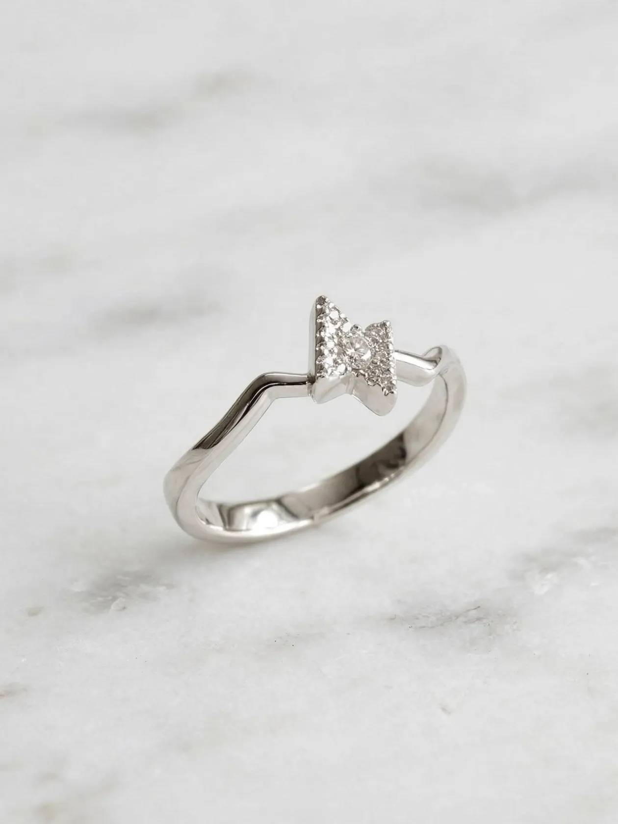 romantic-lightning-bolt-v-shaped-diamond-ring-007-front-view 心動如電熱戀光芒鑽戒--romantic-lightning-bolt-v-shaped-diamond-ring-007-front-view-sparkledeer.com