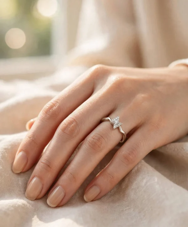 romantic-lightning-bolt-v-shaped-diamond-ring-007-model-hand-view 心動如電熱戀光芒鑽戒--romantic-lightning-bolt-v-shaped-diamond-ring-007-model-hand-view-sparkledeer.com
