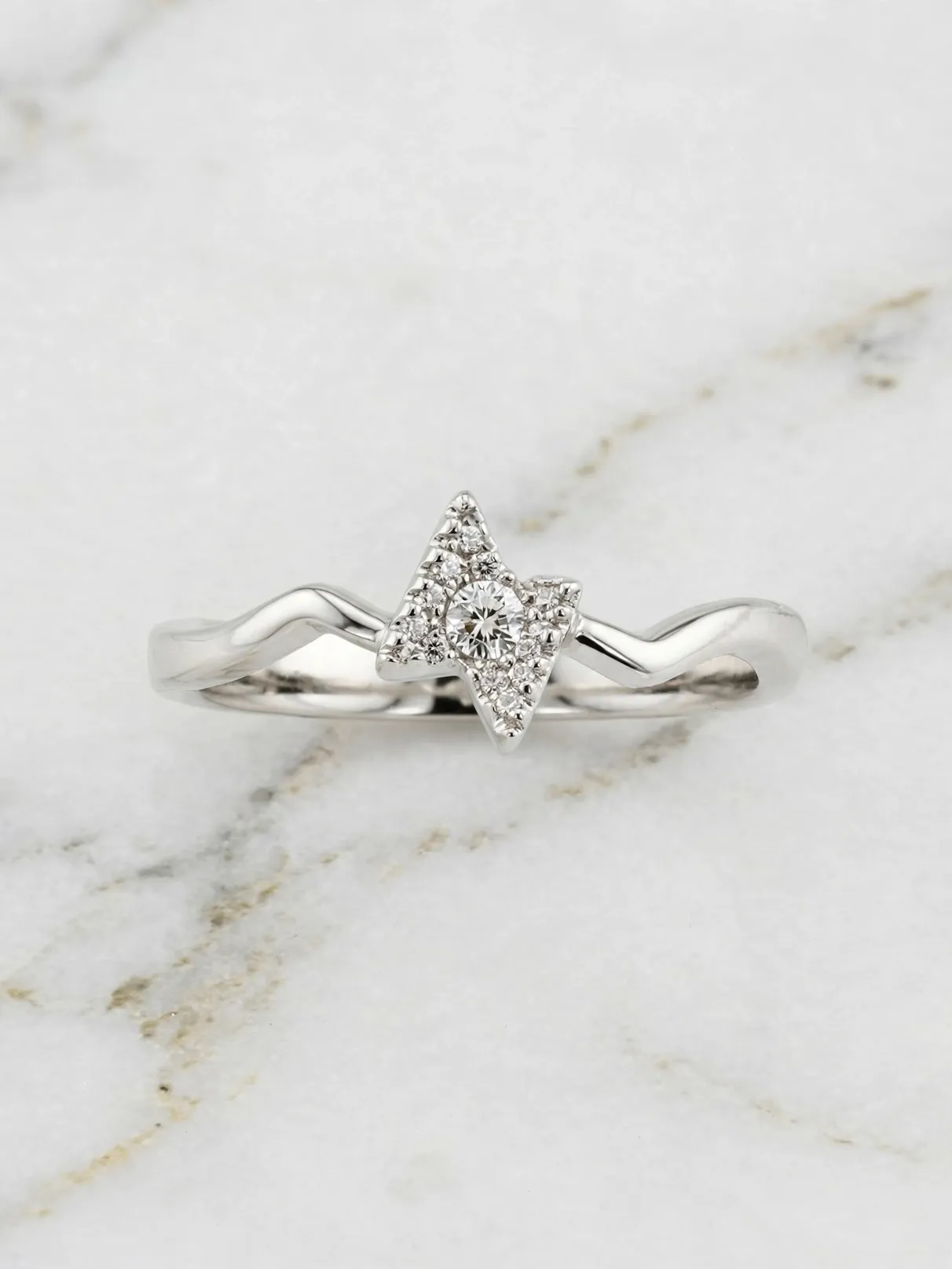 心動如電熱戀光芒鑽戒--romantic-lightning-bolt-v-shaped-diamond-ring-007-product-view-sparkledeer.com