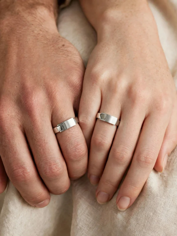 secret-diamond-mechanical-minimalist-ring-002-model-hand-view 可打開!極簡機關隱藏鑽戒---secret-diamond-mechanical-minimalist-ring-002-model-hand-sparkledeer.com