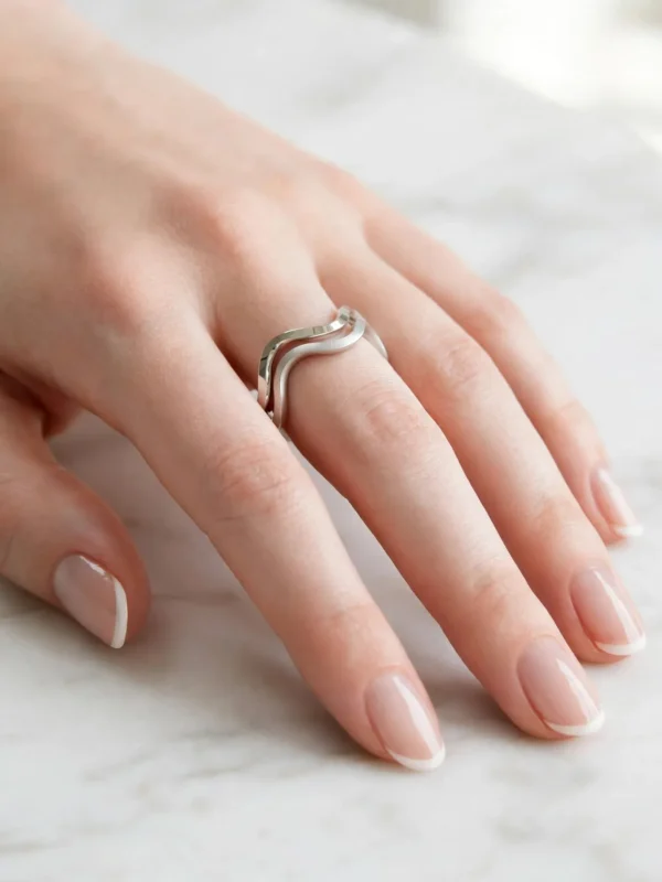 shimmering-fluid-double-layer-wave-ring-003-model-hand-view 流光水波雙層波浪戒