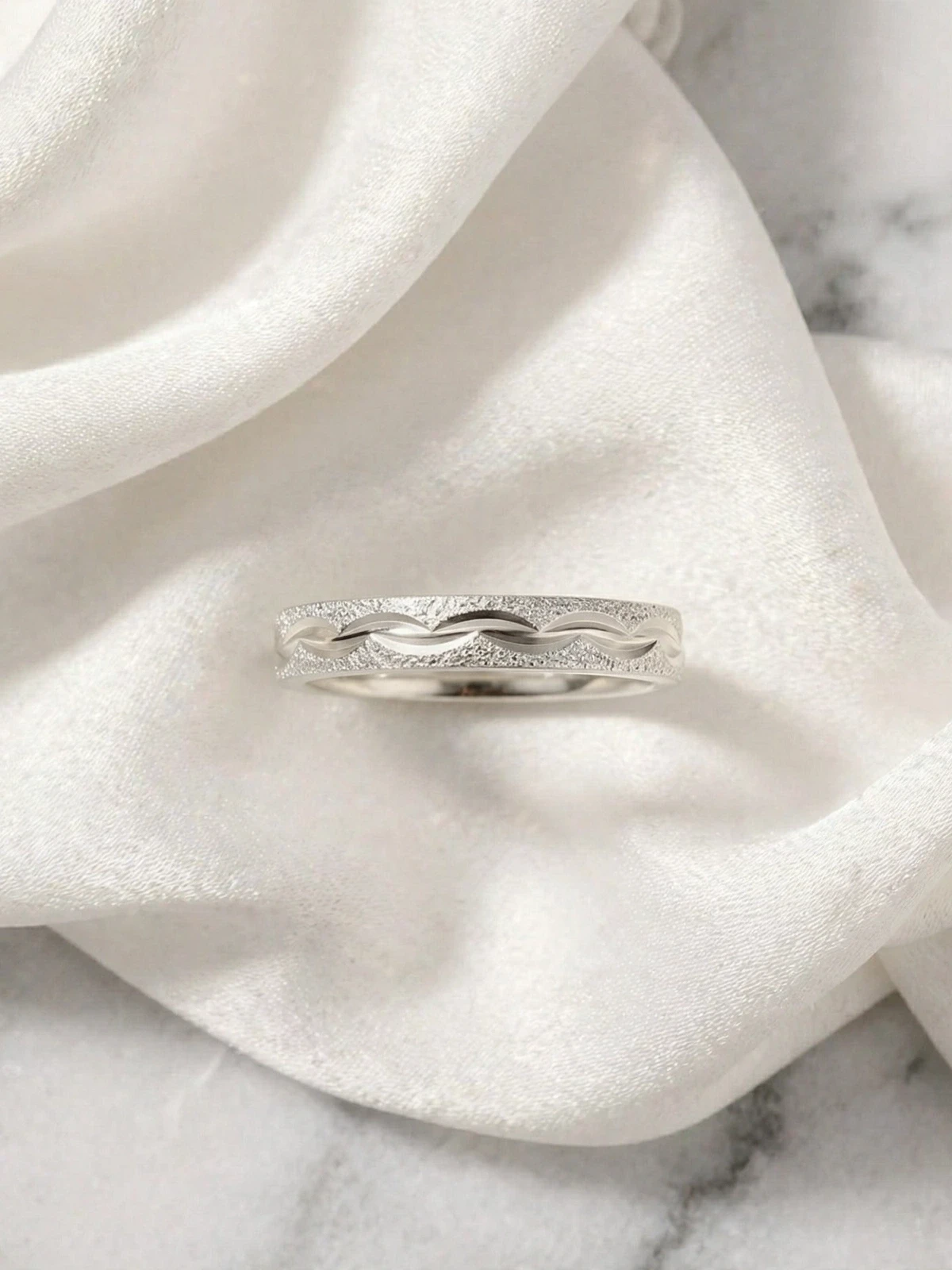 浮光星塵磨砂銀戒--stardust-matte-silver-wave-ring-001-flat-view-sparkledeer.com
