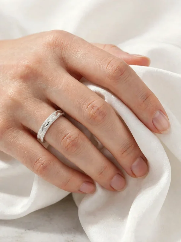 stardust-matte-silver-wave-ring-001-model-hand-view 浮光星塵磨砂銀戒---stardust-matte-silver-wave-ring-001-model-hand-view-sparkledeer.com