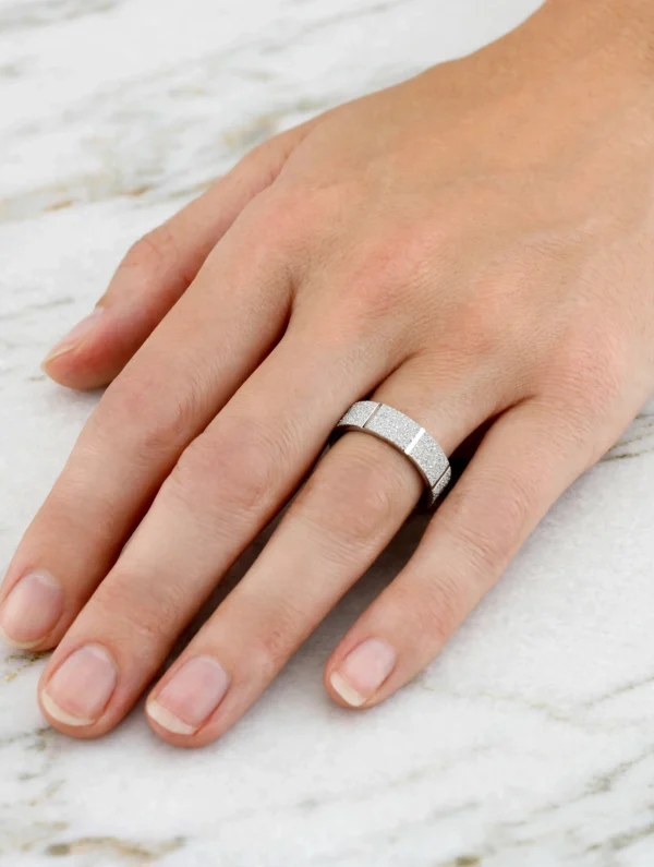 時光微痕星塵質感寬戒--textured-frosted-stardust-wide-band-couple-ring-012-model-hand-view-sparkledeer.com