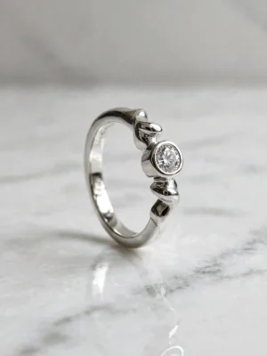 twisted-interlocking-bezel-solitaire-ring-017-front-view 璀璨交纏包鑲單鑽戒--twisted-interlocking-bezel-solitaire-ring-017-front-view-sparkledeer.com