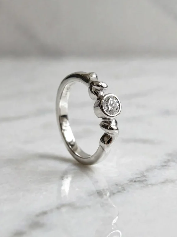 twisted-interlocking-bezel-solitaire-ring-017-front-view 璀璨交纏包鑲單鑽戒--twisted-interlocking-bezel-solitaire-ring-017-front-view-sparkledeer.com
