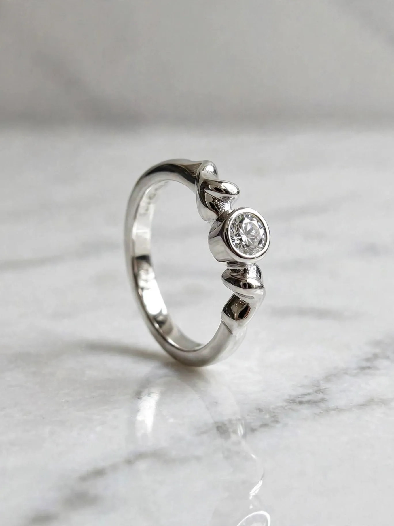 twisted-interlocking-bezel-solitaire-ring-017-front-view 璀璨交纏包鑲單鑽戒--twisted-interlocking-bezel-solitaire-ring-017-front-view-sparkledeer.com