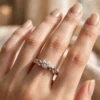 twisted-interlocking-bezel-solitaire-ring-017-model-hand-view 璀璨交纏包鑲單鑽戒--twisted-interlocking-bezel-solitaire-ring-017-model-hand-view-sparkledeer.com