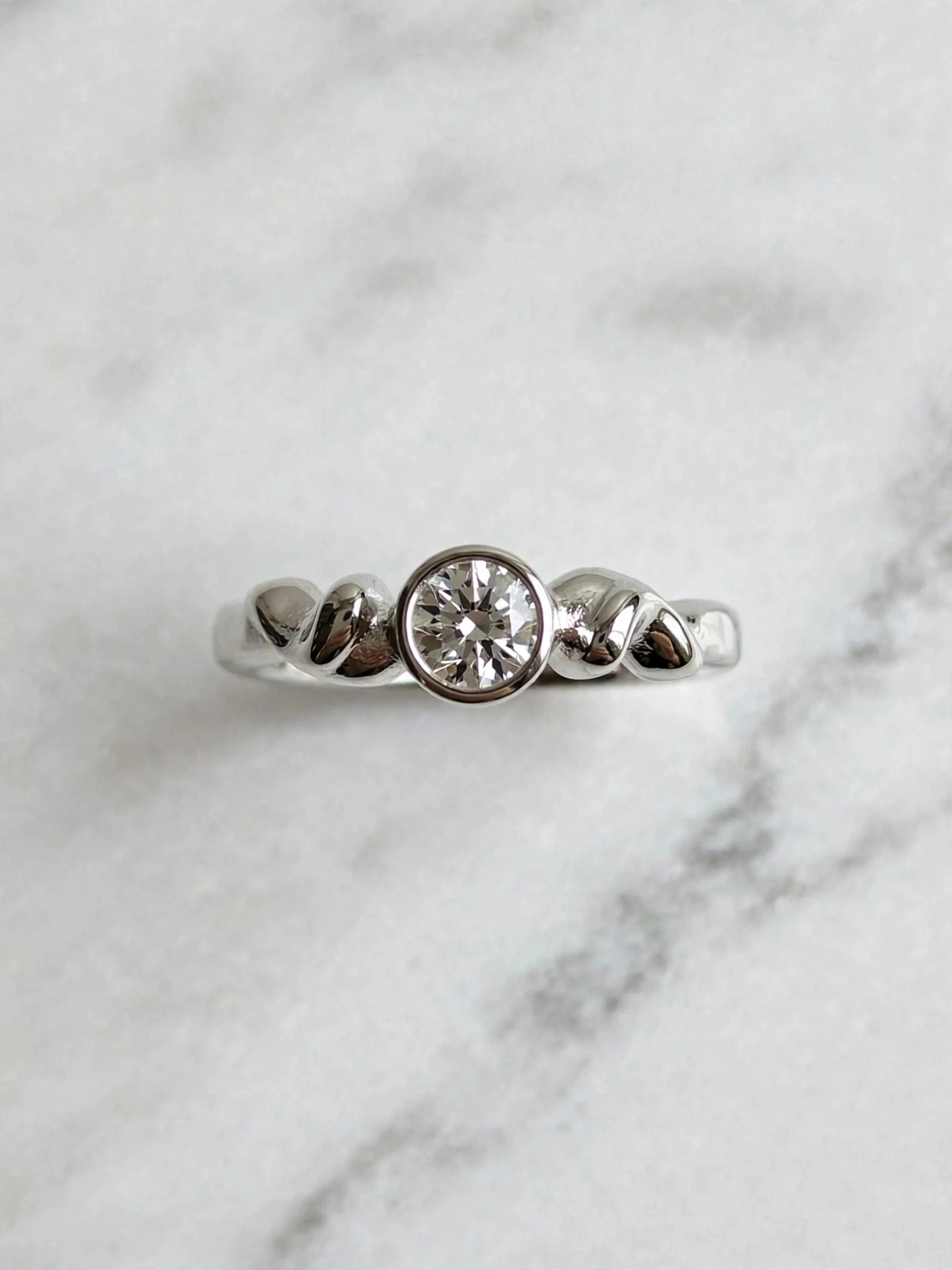 璀璨交纏包鑲單鑽戒--twisted-interlocking-bezel-solitaire-ring-017-product-view-sparkledeer.com
